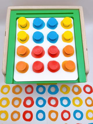Caja con martillo Busca y golpea fuerte Lovevery