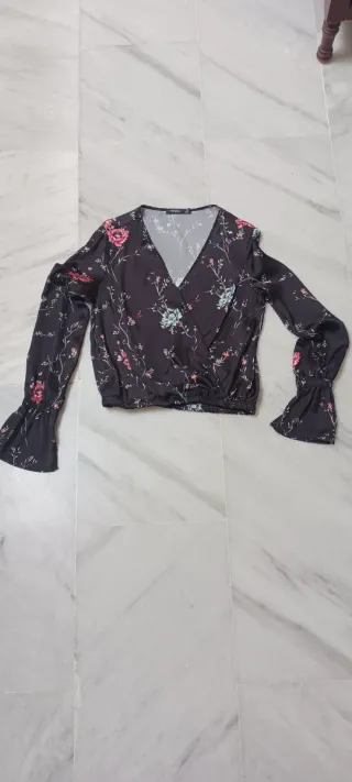 Blusa Bershka floral manga acampanada