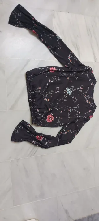 Blusa Bershka floral manga acampanada