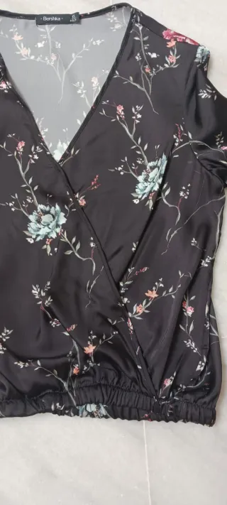 Blusa Bershka floral manga acampanada