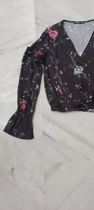 Blusa Bershka floral manga acampanada
