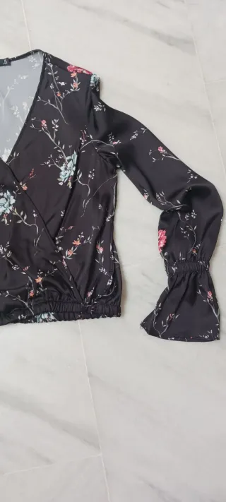 Blusa Bershka floral manga acampanada