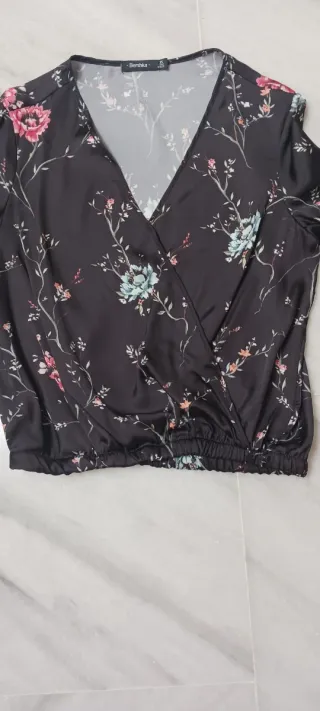 Blusa Bershka floral manga acampanada