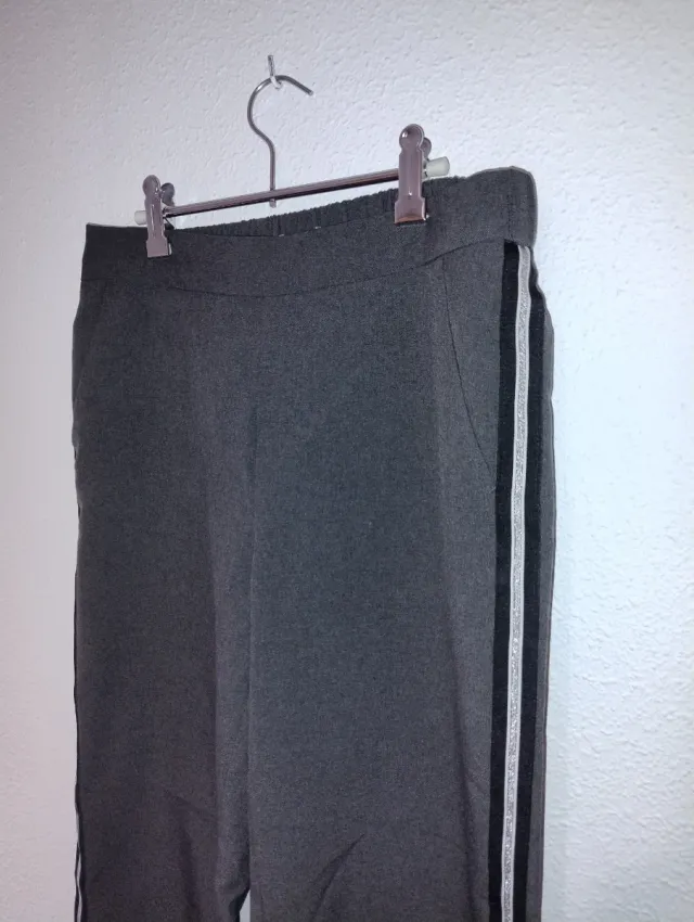 Pantalones grises con raya lateral