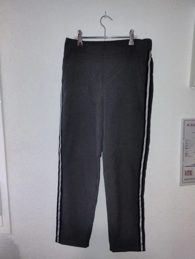 Pantalones grises con raya lateral