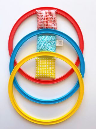 Aros ecológicos y saquitos sensoriales Lovevery