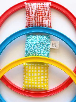 Aros ecológicos y saquitos sensoriales Lovevery