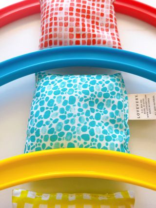 Aros ecológicos y saquitos sensoriales Lovevery