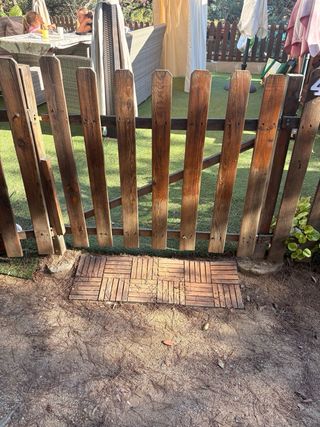 Valla de madera con puerta