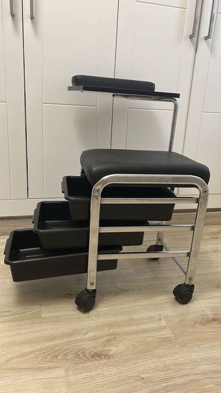 Carrito con asiento y bandejas para estética