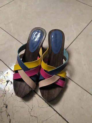 Sandalias de tacón de madera multicolor