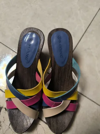 Sandalias de tacón de madera multicolor