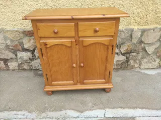 Mobili in pino con cassetti e ante