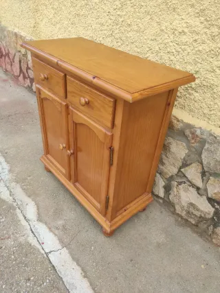 Mobili in pino con cassetti e ante