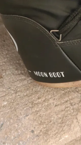 Moon Boot neri tg. 42/44,indossati 2 volte, nuovi!