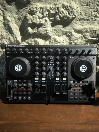 Controlador DJ Traktor Kontrol S4