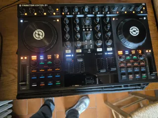Controlador DJ Traktor Kontrol S4