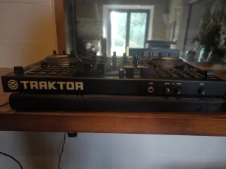 Controlador DJ Traktor Kontrol S4