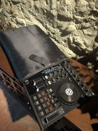 Controlador DJ Traktor Kontrol S4
