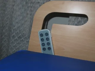 Cama articulada con colchón, cabecero y barandilla