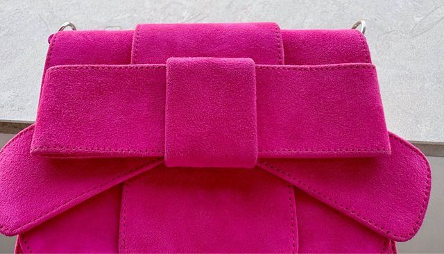 Bolso fucsia con cadena marca angari