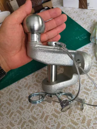 Bola de remolque con pasador de seguridad