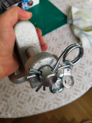 Bola de remolque con pasador de seguridad