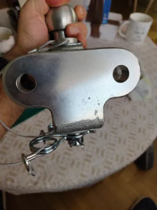 Bola de remolque con pasador de seguridad