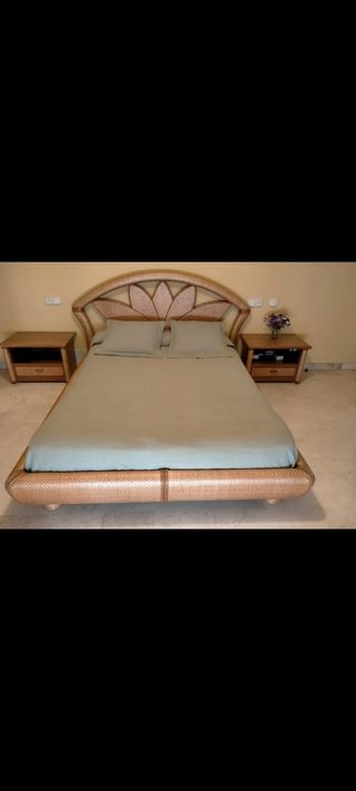 Cama ratán y 2 mesitas noche