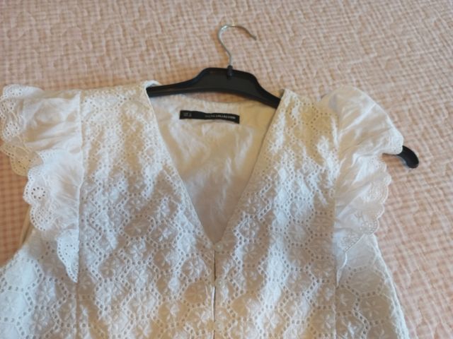 Vestido blanco con volantes. Estilo ibicenco