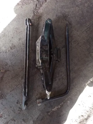 Gato y herramientas Ford Transit 2010