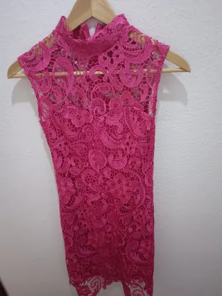 Vestido fiesta rosa encaje cuello alto