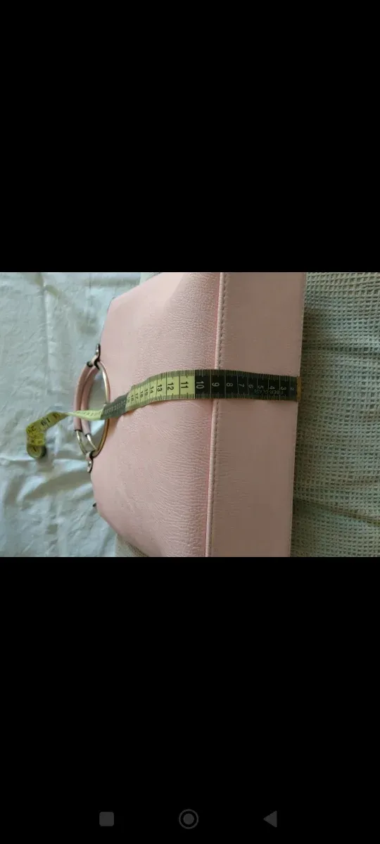 Bolso de mano rosa con detalles dorados