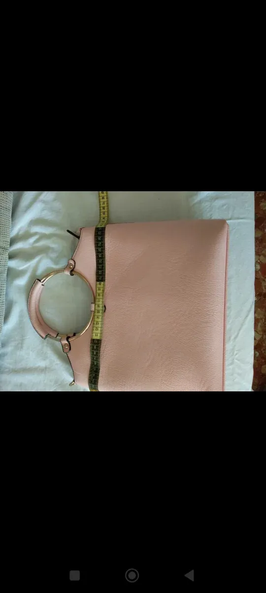 Bolso de mano rosa con detalles dorados