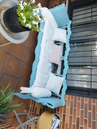 Banco azul de madera con cojines