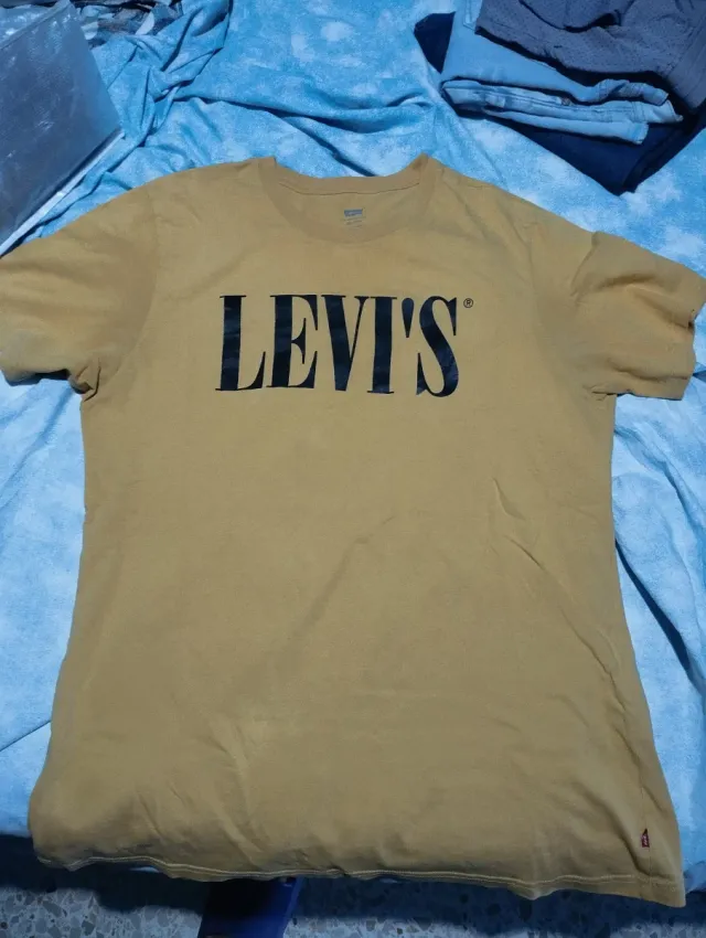 T-shirt Levi's Gialla con Logo Nero