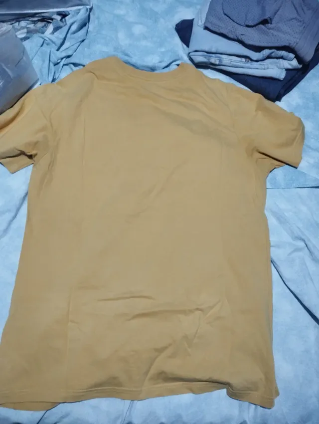 T-shirt Levi's Gialla con Logo Nero