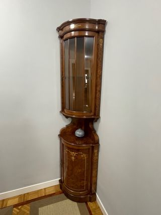 Esquinero de madera con detalles dorados