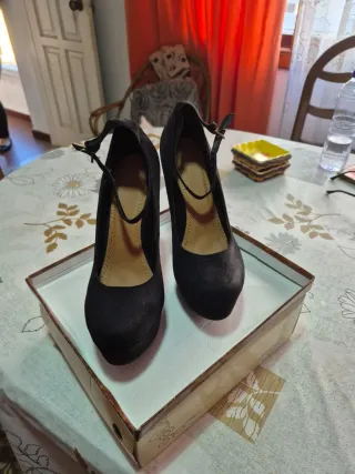 Zapatos de salón negros con pulsera