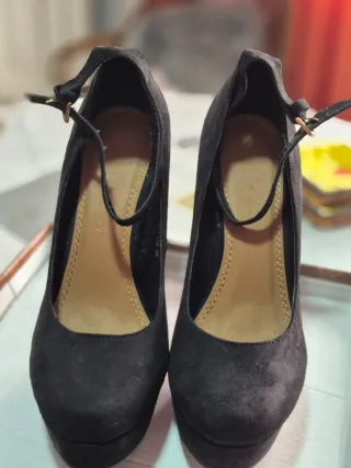 Zapatos de salón negros con pulsera