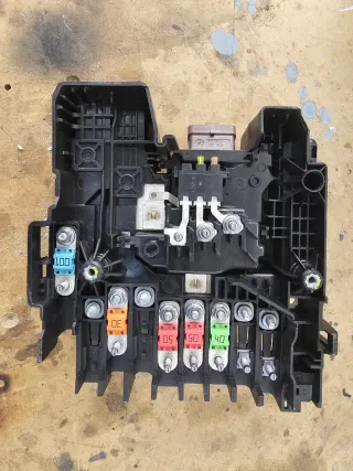 Caja Fusibles Peugeot Citroen 9831821480