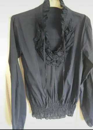 Romántica blusa con detalle de volantes