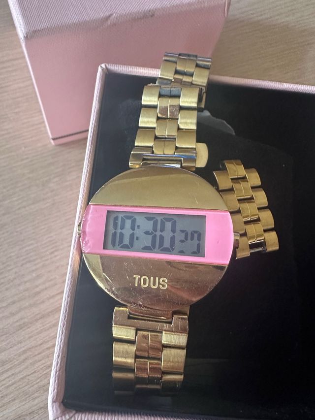 Reloj Tous Digital Dorado y Rosa de segunda mano por 45 EUR en