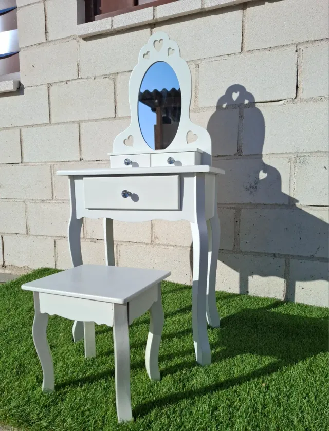 Tocador infantil blanco con espejo y taburete