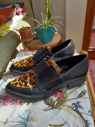 Zapatos negros con estampado animal