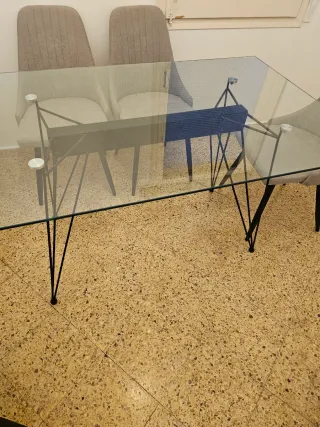 Mesa de cristal con patas metálicas