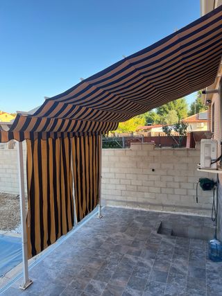 Pérgola aluminio con toldo y cortinas