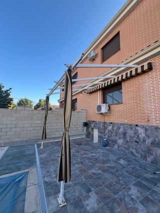 Pérgola aluminio con toldo y cortinas