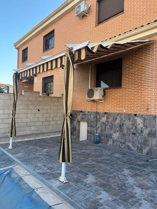 Pérgola aluminio con toldo y cortinas