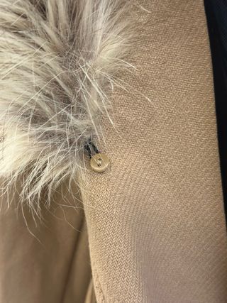 Abrigo largo Zara con cuello de pelo